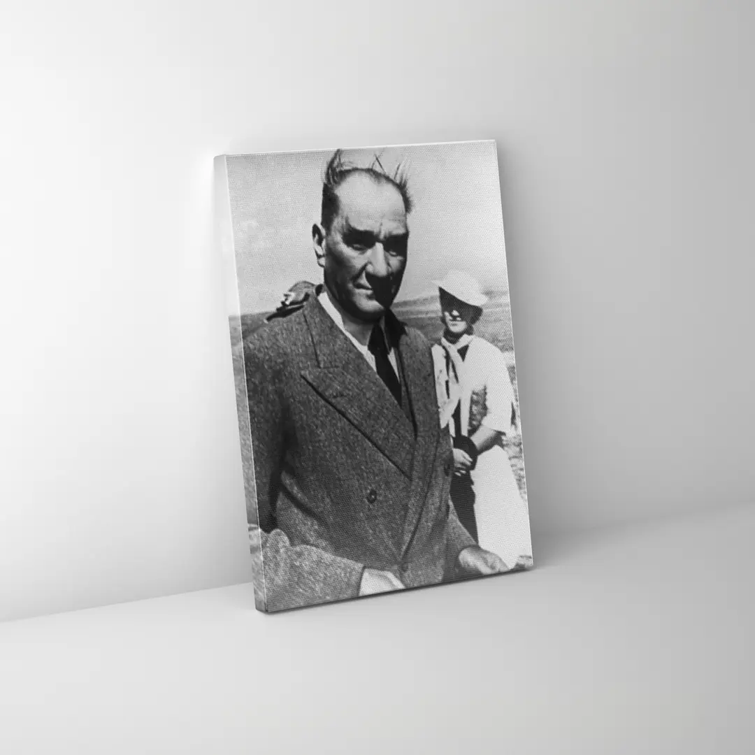 Tüm Mal Varlığını Milletine Bağışlayan Devlet Adamı Atatürk Kanvas Tablo